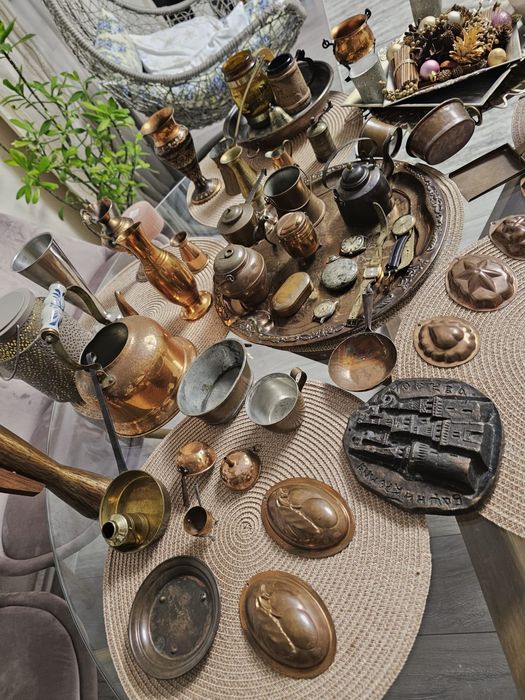 Colectie de obiecte vechi din cupru aduse din Nord