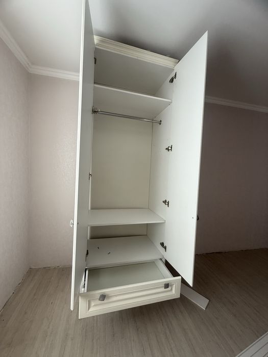 Продам  шкаф  белый