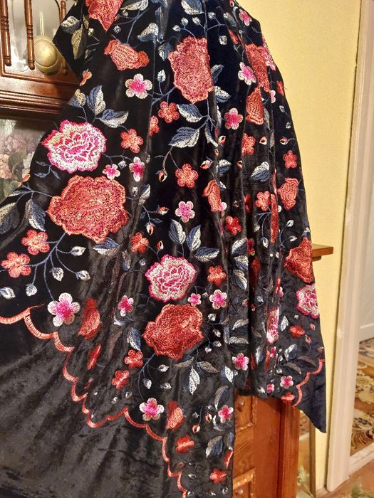 Material de poveste, catifea matasoasa brodata integral