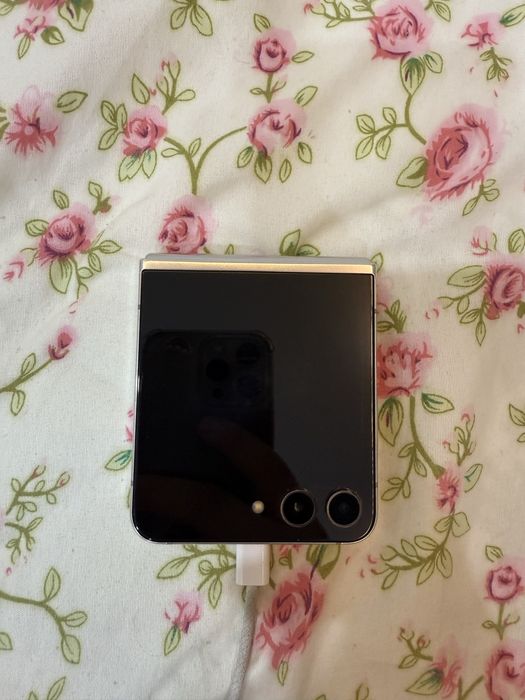 Пролаётся галакси z flip 512гб