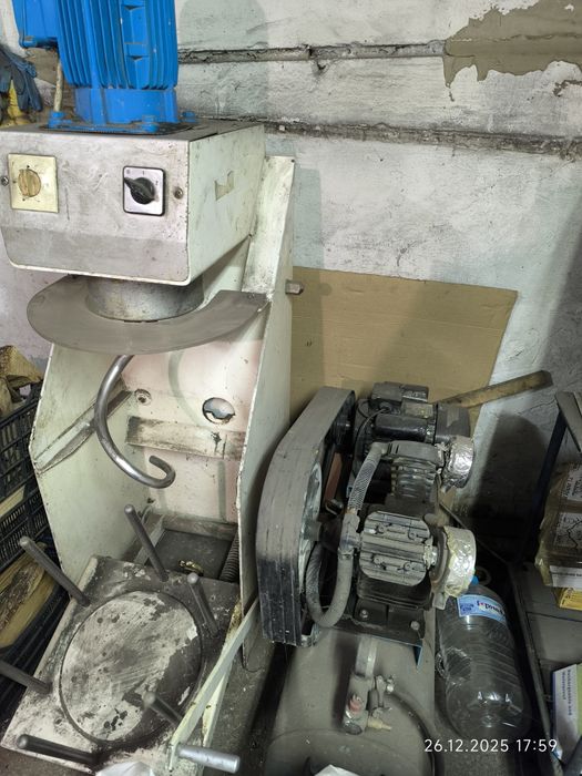 Тестомесачка трифазна,винтова, подвижен казан