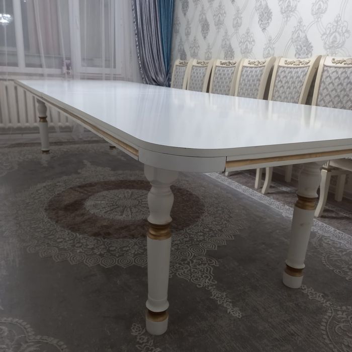 Продам стол для гостиной