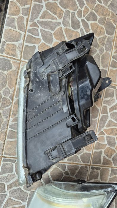 Vând faruri ford focus