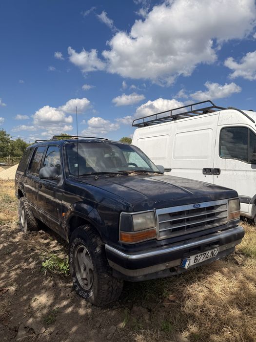 Продават се бус и джип