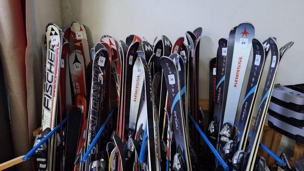 Продавам запазени ски и ски обувки