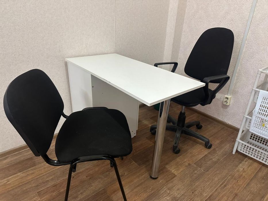 Продам маникюрный стол креслом с стулом