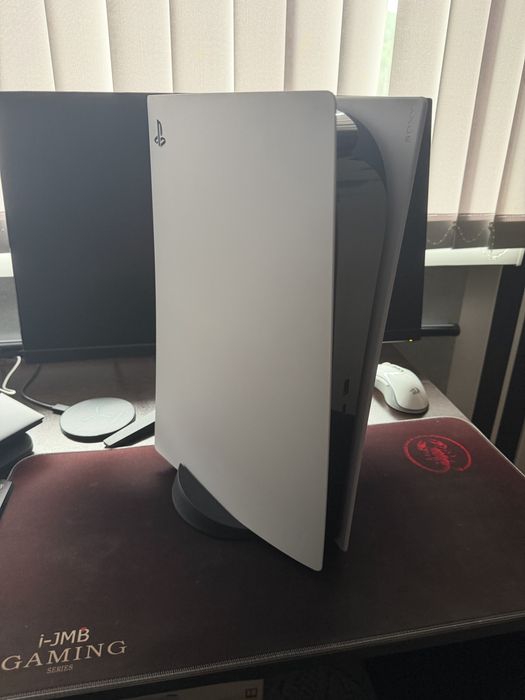 Плейстейшан 5 с 8 игри като нов