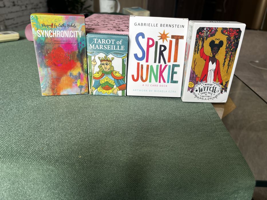 Различни видове Таро карти и Оракули