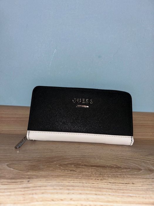 Портфейл “GUESS”