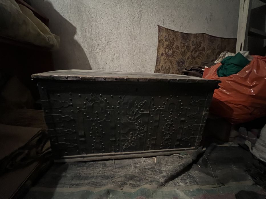 Стар скрин/ракла с инкрустации от ковано желязо