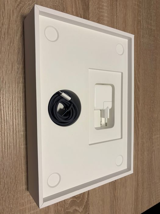 MacBook Air (13-инчов) M2 чип 8RAM/256 GB Midnight