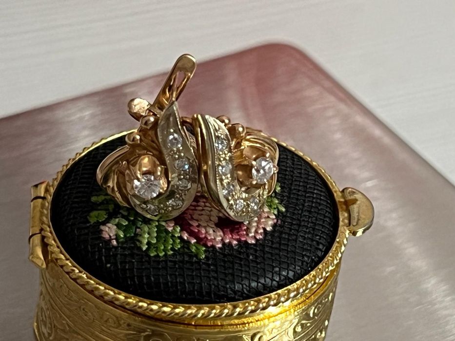 Золотые серьги с бриллиантами