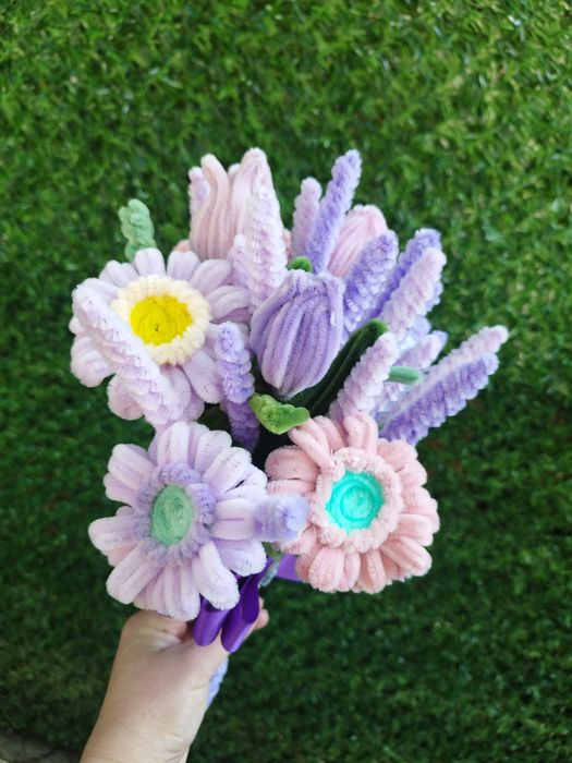 Aranjamente florale din sarma plusată