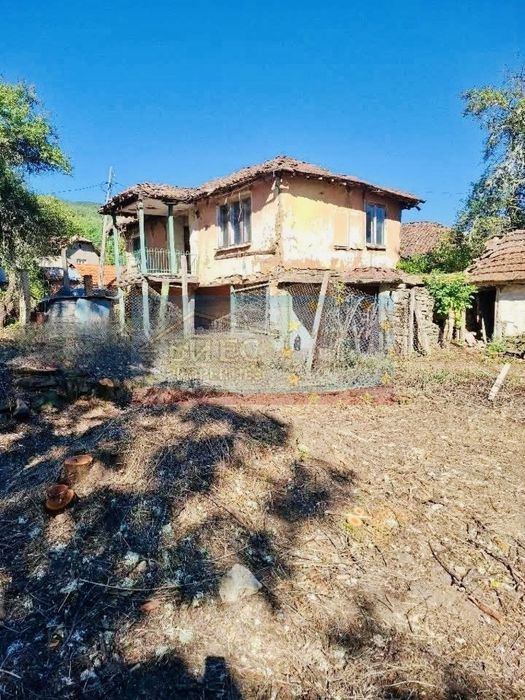 Стара къща с голям парцел 1640 м2