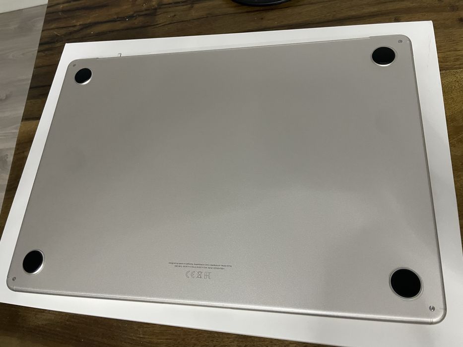 Macbook air m3 2024, 15 inch impecabil,256 gb,folie alien surface