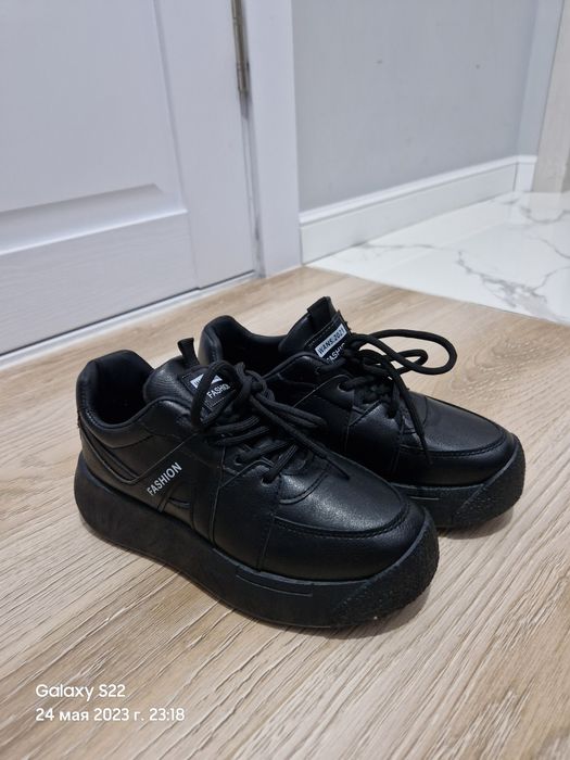 Кроссовки черные, размер 37