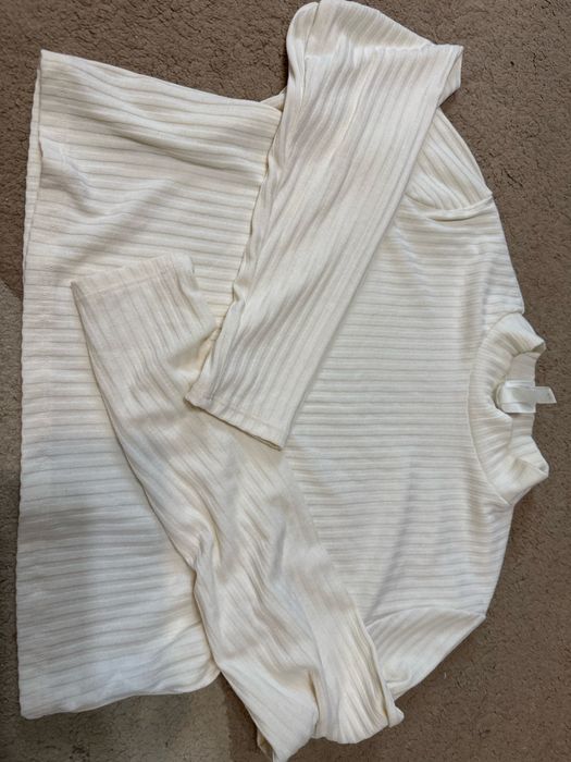 Укороченная кофточка со спущенным плечом