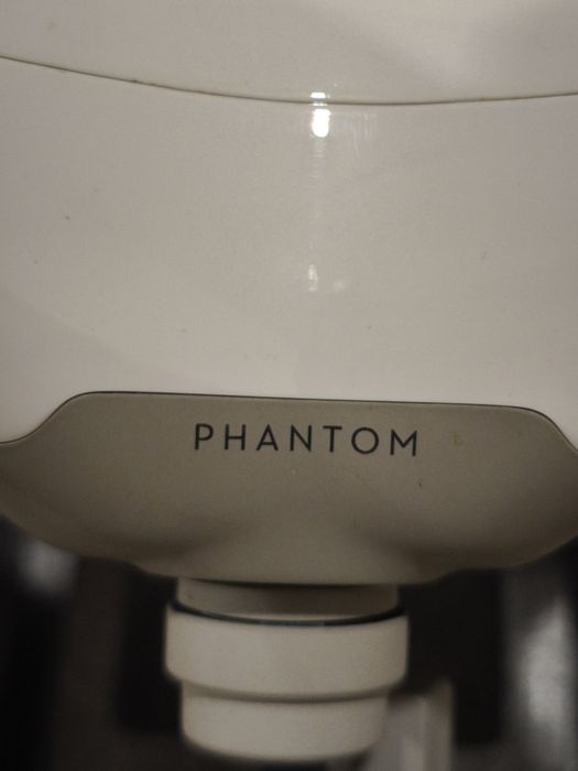 Дрон, квадрокоптер Dji Phantom 4 в отличном состоянии.