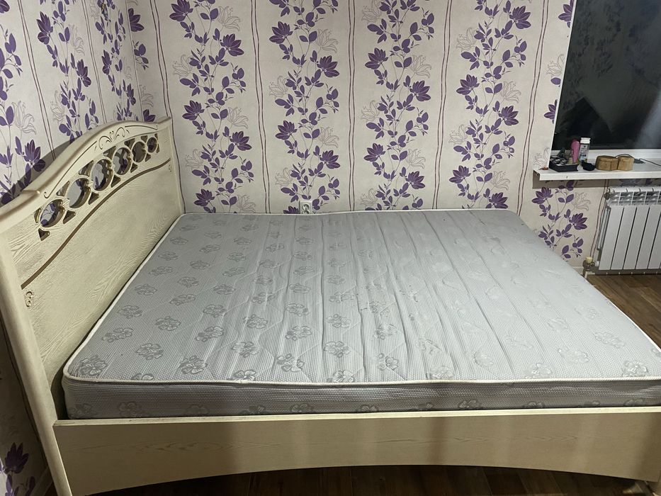 Продам двуспальную кровать с матрасом