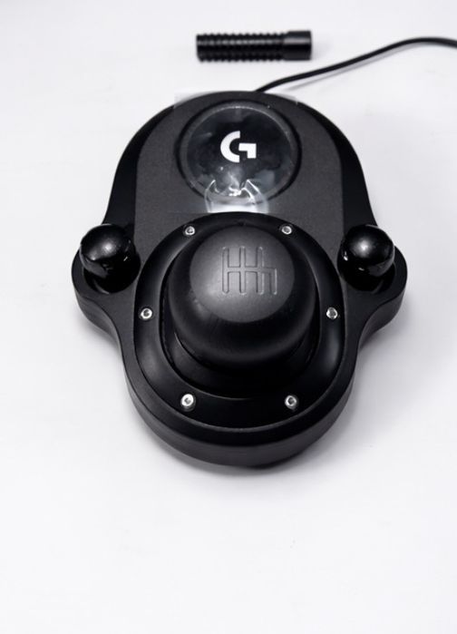 Vând volan gaming Logitech G923 + pedale + schimbător – stare ca nouă