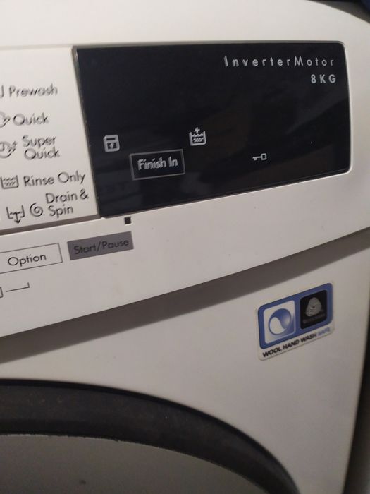 Продавам пералня AEG