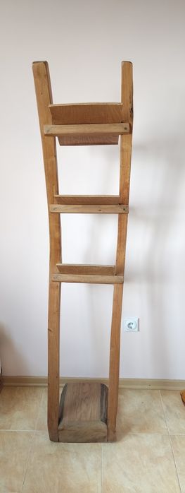 Майсторска дървена стойка за рекламни материали