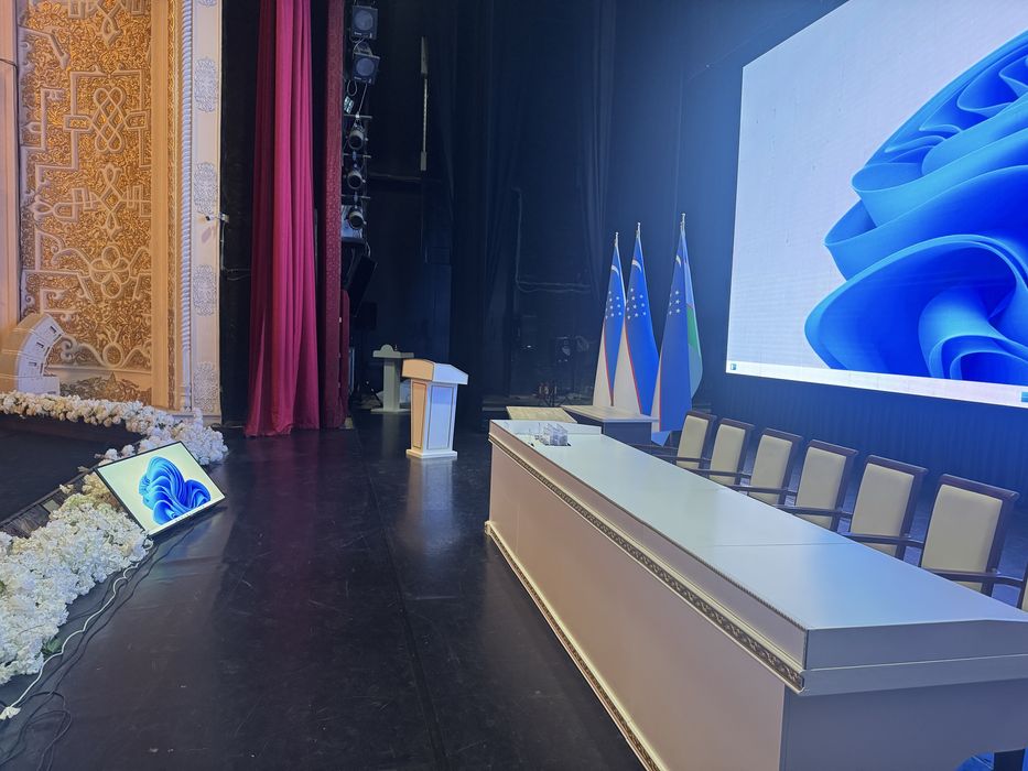 Стол Призумни, Стул кресло, Настолни микрафон Лед екран..