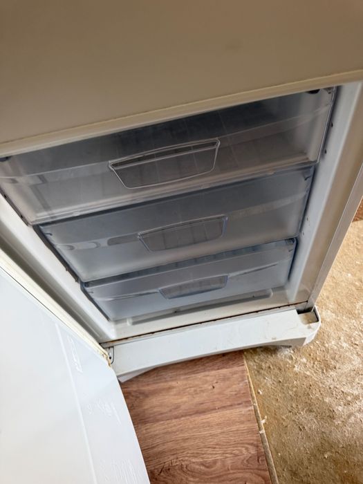 Продам холодильник indesit
