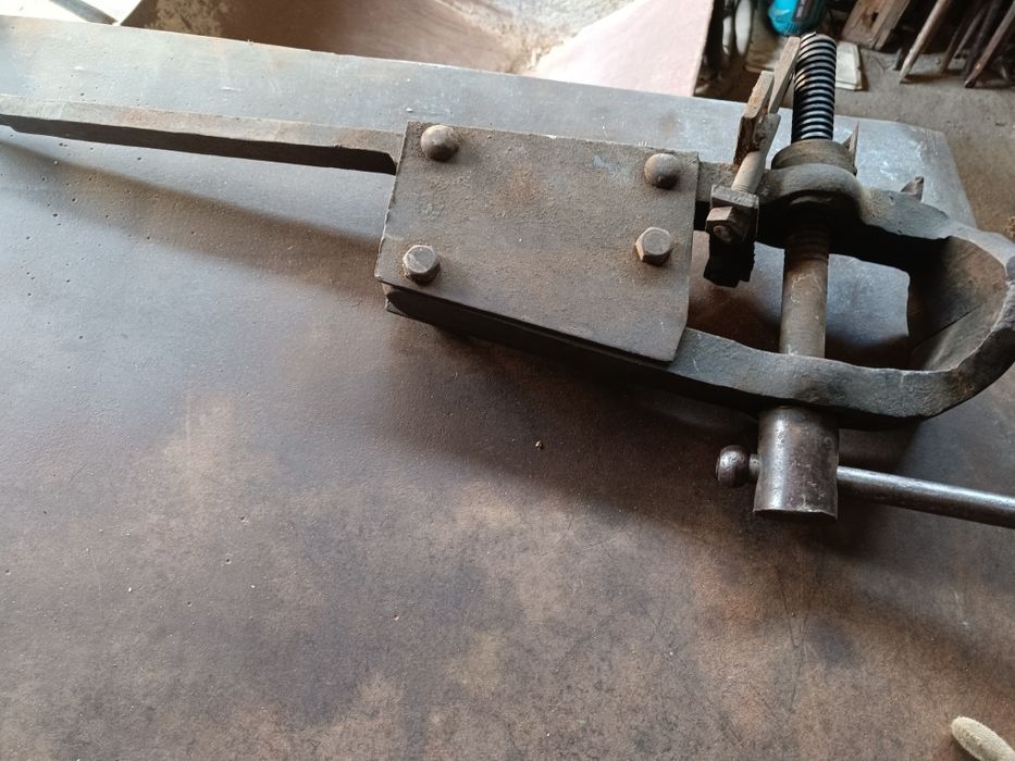 Тисы кузнечные (тиски)