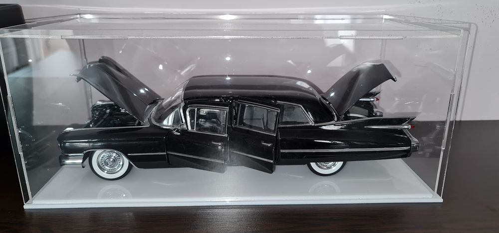 Macheta Cadillac 1959 1/18 Sunset Coach