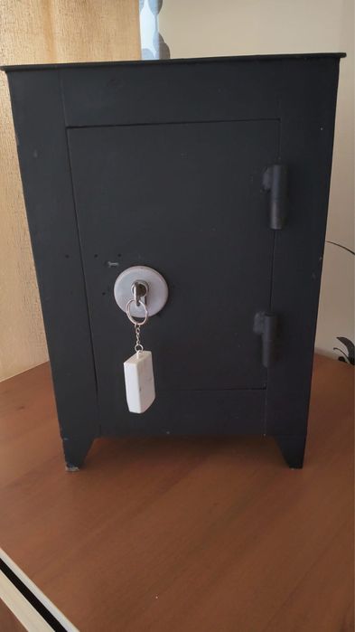 Сейф металлический