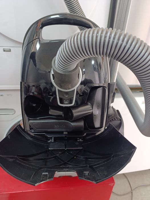 Прахосмукачка  Miele Complete