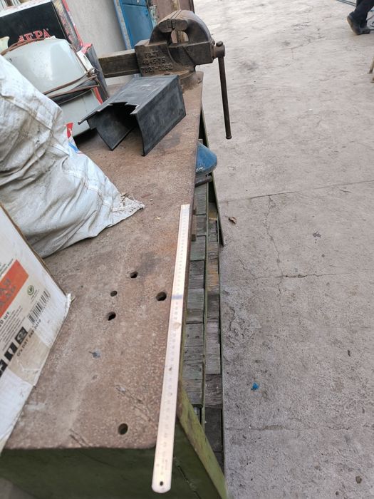 Верстак металлический с тисками