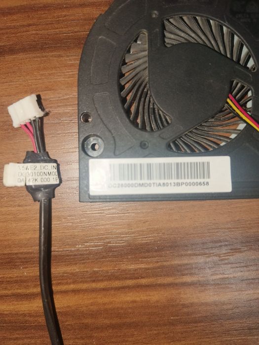 Vând cooler intern + mufă alimentare Acer