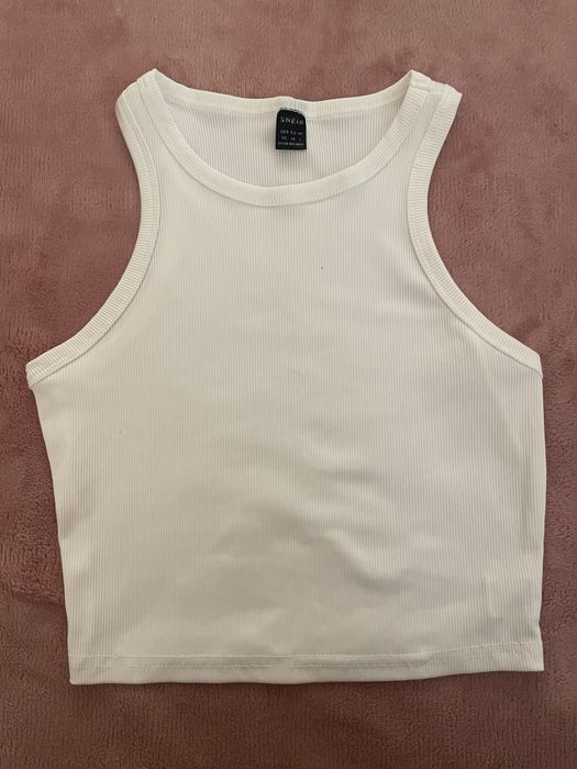 Бял къс топ