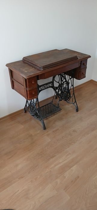 Продавам крачна шевна машина SINGER
