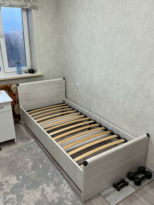 Продам кровать с матрасом