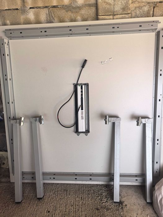 Масивно офис бюро 140×140 см | Метална конструкция|Контакти+USB