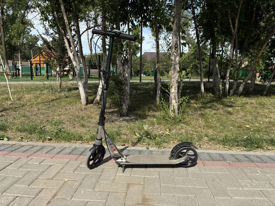 Самокат Oxelo Mid 9 c ручным тормозом