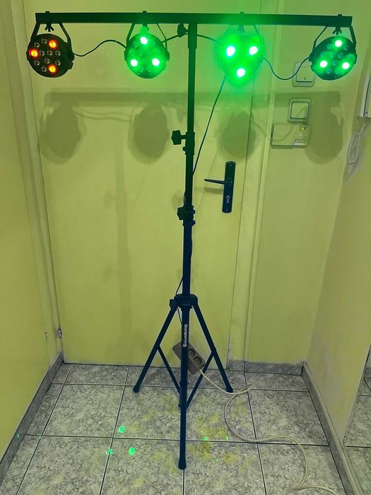 Продавам комплект мобилна стойка и 4 бр. LED PAR осветление