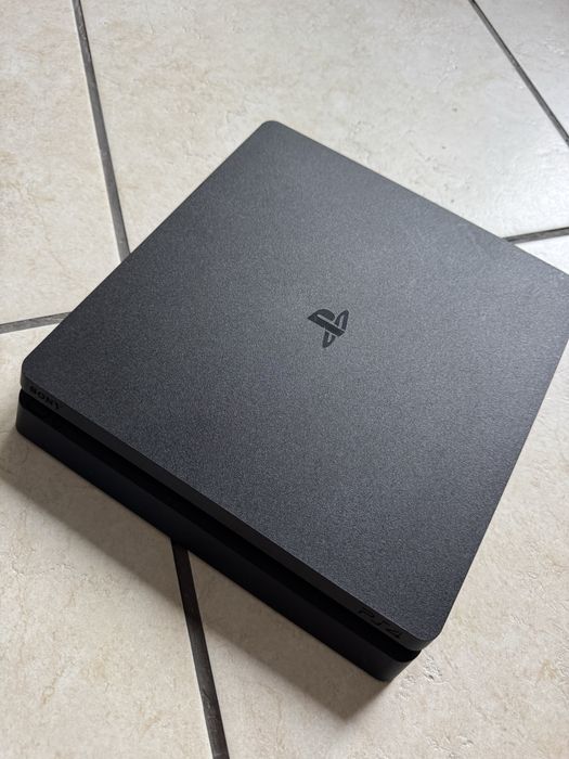 Playstation 4 ps4 de 500gb si 2 jocuri.