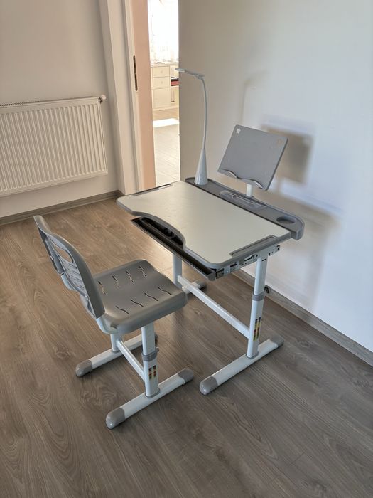 HOMCOM Set Birou și Scaun pentru Copii (6-12 Ani), Birou Ergonomic cu Înălțime Reglabilă, Lampă LED și Blat Înclinabil la 45 Grade