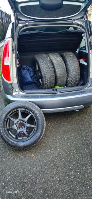 Гуми с джанти в много добро състояние