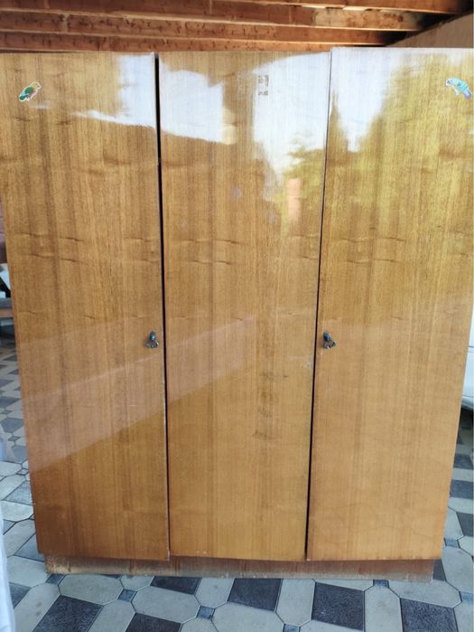 Продам шифоньер  и два кровати