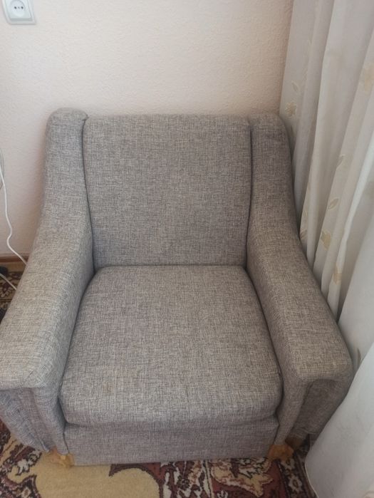 Кресло серого цвета незаконченное