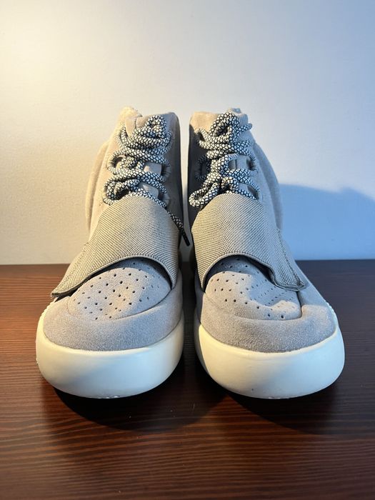 Продам кроссовоки adidas yeezy boost 750. Цена: 20000 тг.