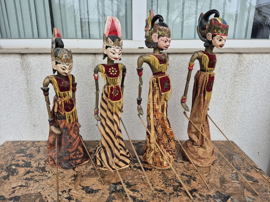 Vând 4 papusi statuiete lemn,scluptate pictate manual ,made Indonezia