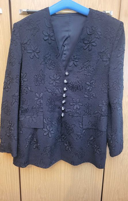 Черно сако на цветя