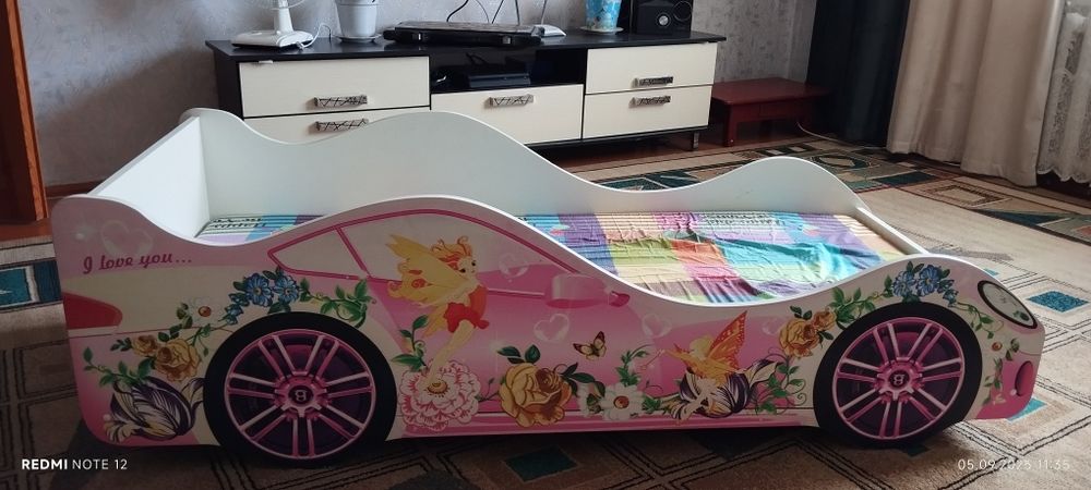 Детская кровать-машинка