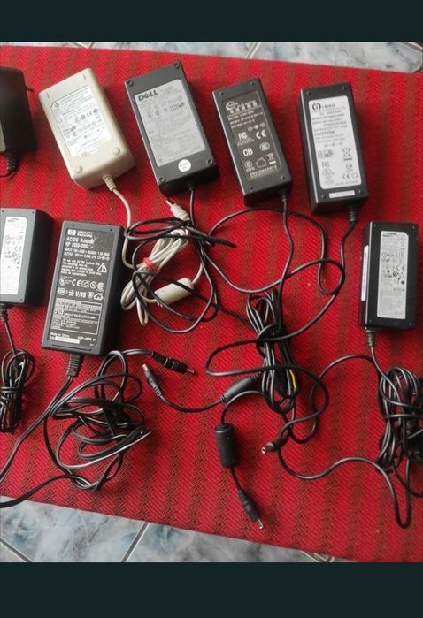 Incărcătoare, alimentatoare pentru Laptopuri cu  tensiuni diferite, cu amperi diferiți, cu mufe diferite,în stare perfectă de funcționare.
